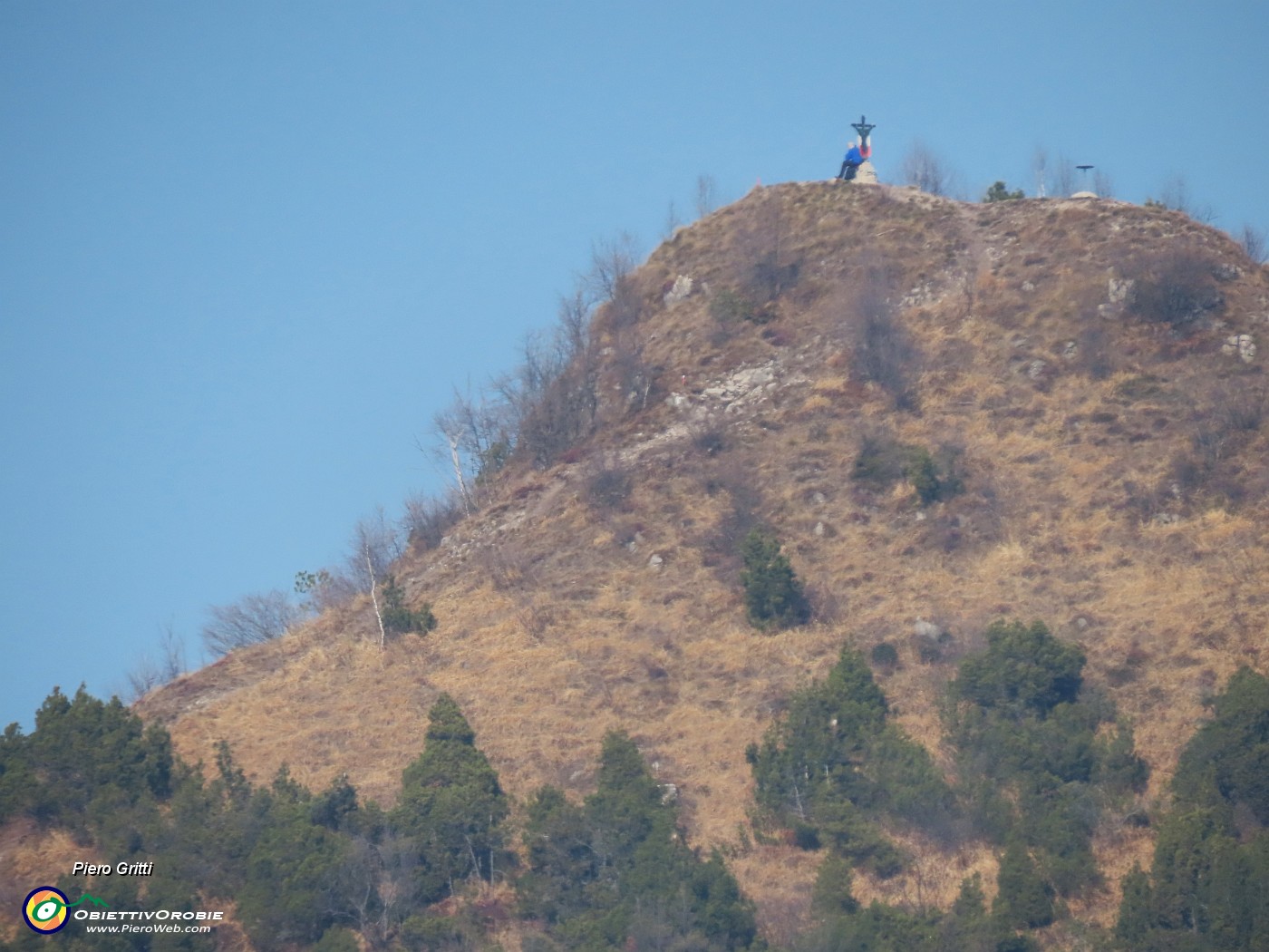 36 Zoom sulla cima-croce Pizzo Rabbioso (1132 m).JPG